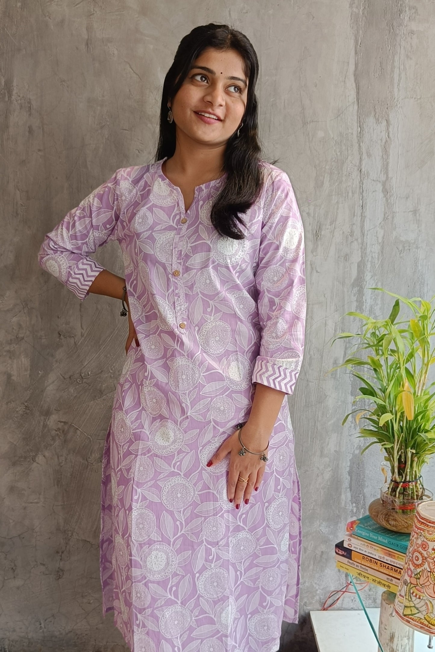 "Close-up of floral hand screen print on Loomkar lavender white cotton kurti and pant set in Raipur."