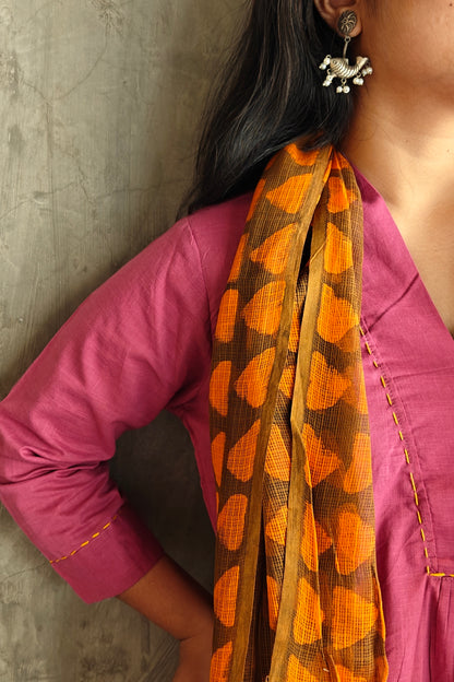 "Detailed view of pure Kota dupatta paired with Old Rose cotton kurti - Loomkar craftmanship"