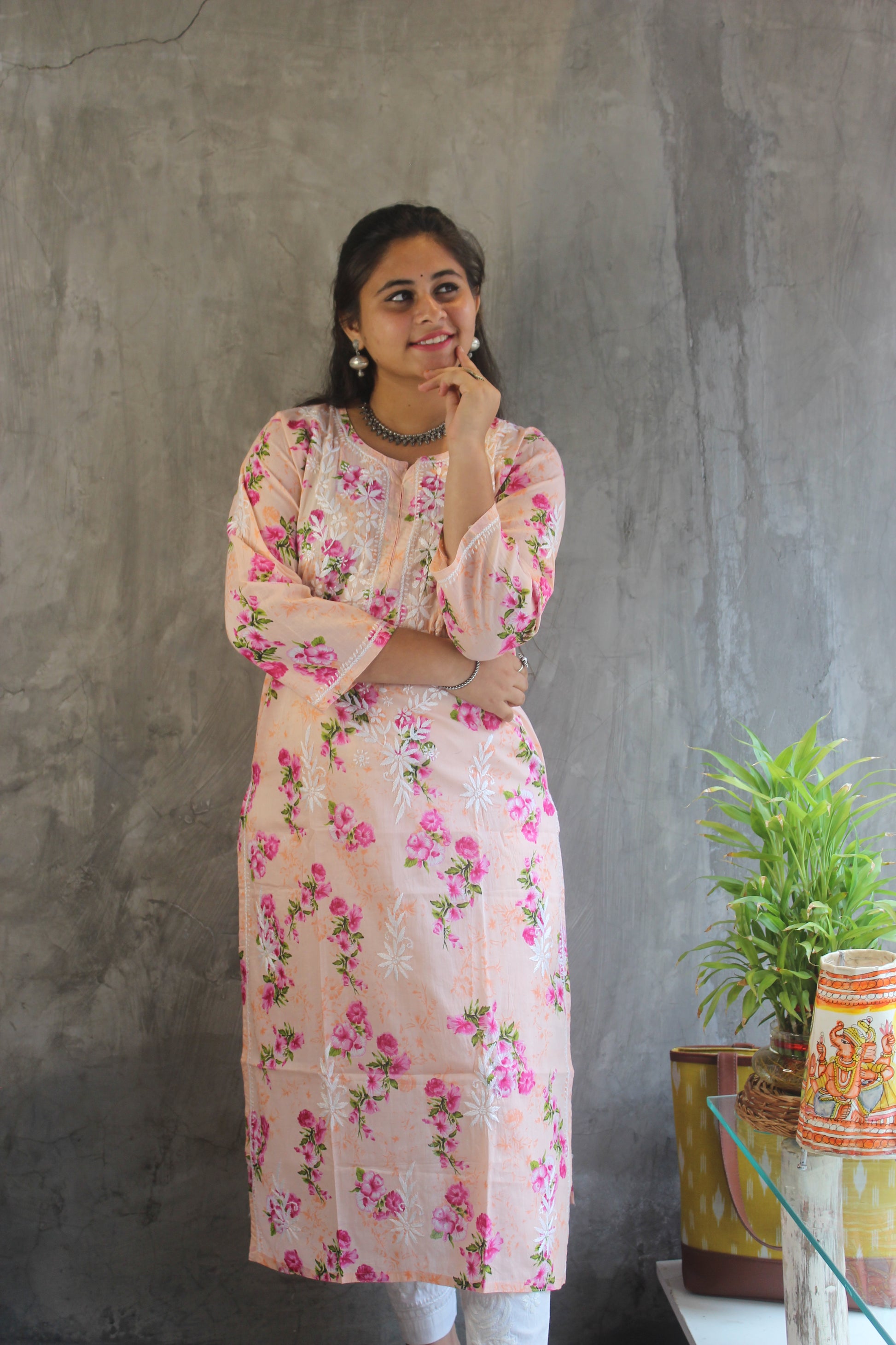 Peach Malmal cotton Chikankari kurti with floral motifs - Loomkar handmade embroidery