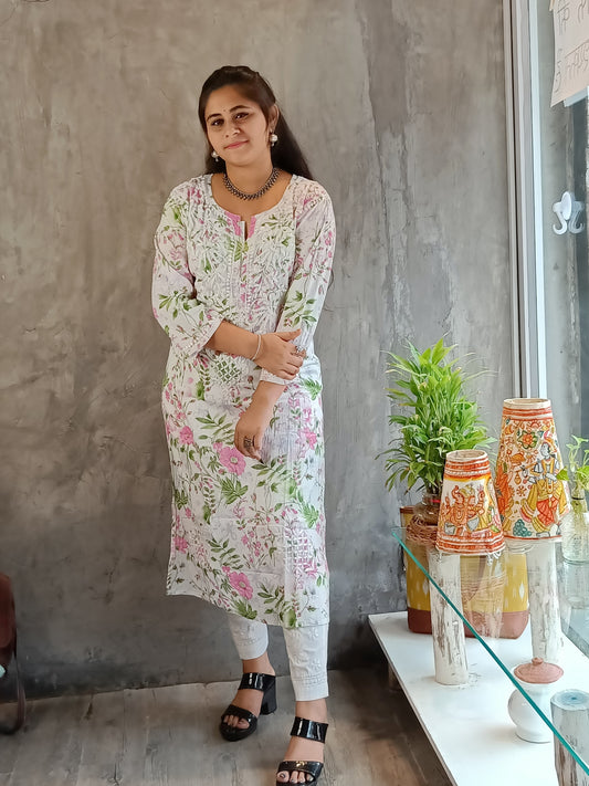 Full-length white and pink mal-mal cotton kurti with intricate embroidery
- Loomkar Raipur