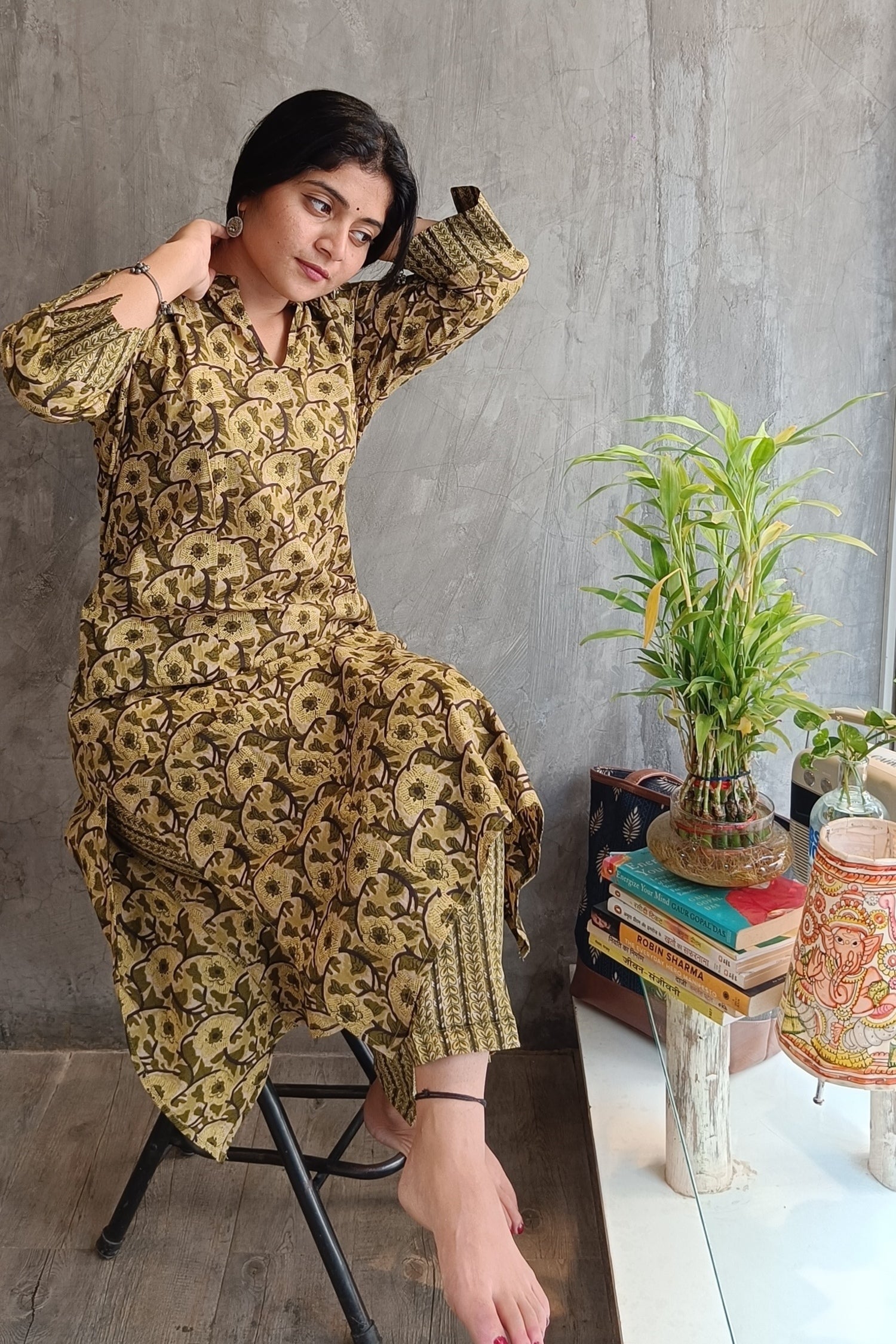 "Close-up of floral hand screen print on Loomkar green cotton kurti and pant set in Raipur."