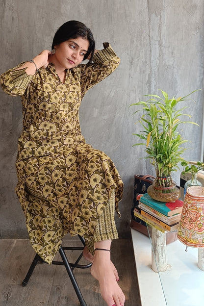 "Close-up of floral hand screen print on Loomkar green cotton kurti and pant set in Raipur."