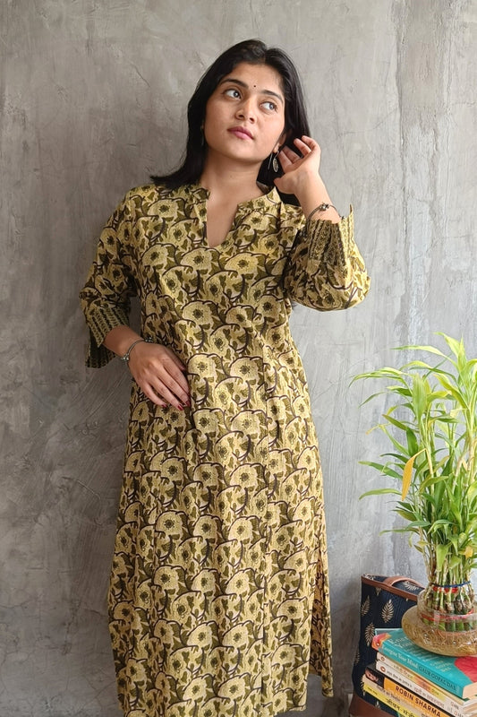 "Front view of Loomkar green floral handloom cotton co-ord set with straight-fit kurti and printed pants."