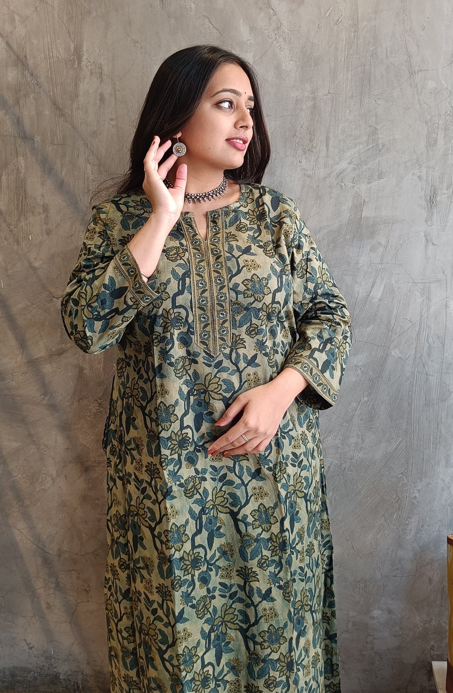 "Front view of Loomkar's green vanaspati handloom cotton co-ord set in Raipur, featuring straight-fit kurti with printed pants."