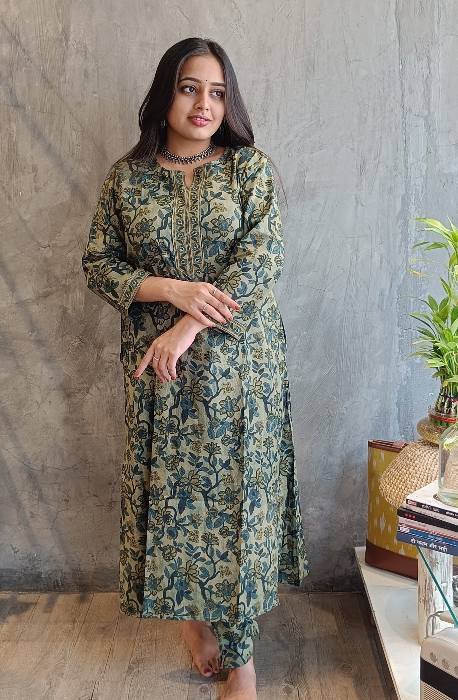 "Side profile of a women wearing Loomkar's premium green Vanaspati handloom cotton co-ord set, perfect for office or casual wear."