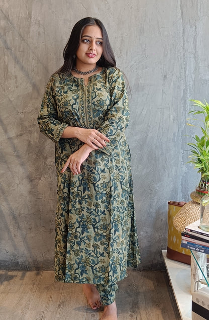 "Side profile of a women wearing Loomkar's premium green Vanaspati handloom cotton co-ord set, perfect for office or casual wear."