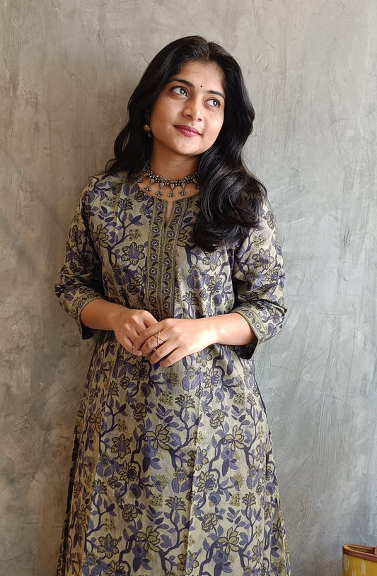 "Front view of Loomkar's purple green vanaspati handloom cotton co-ord set in Raipur, featuring straight-fit kurti with printed pants."